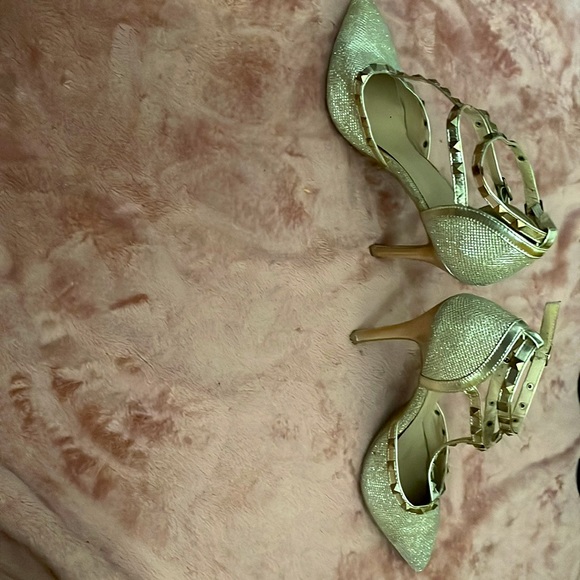 Gold Glitter Heels. Gently Used Worn Twice. Size 8 1/2 - Picture 3 of 3